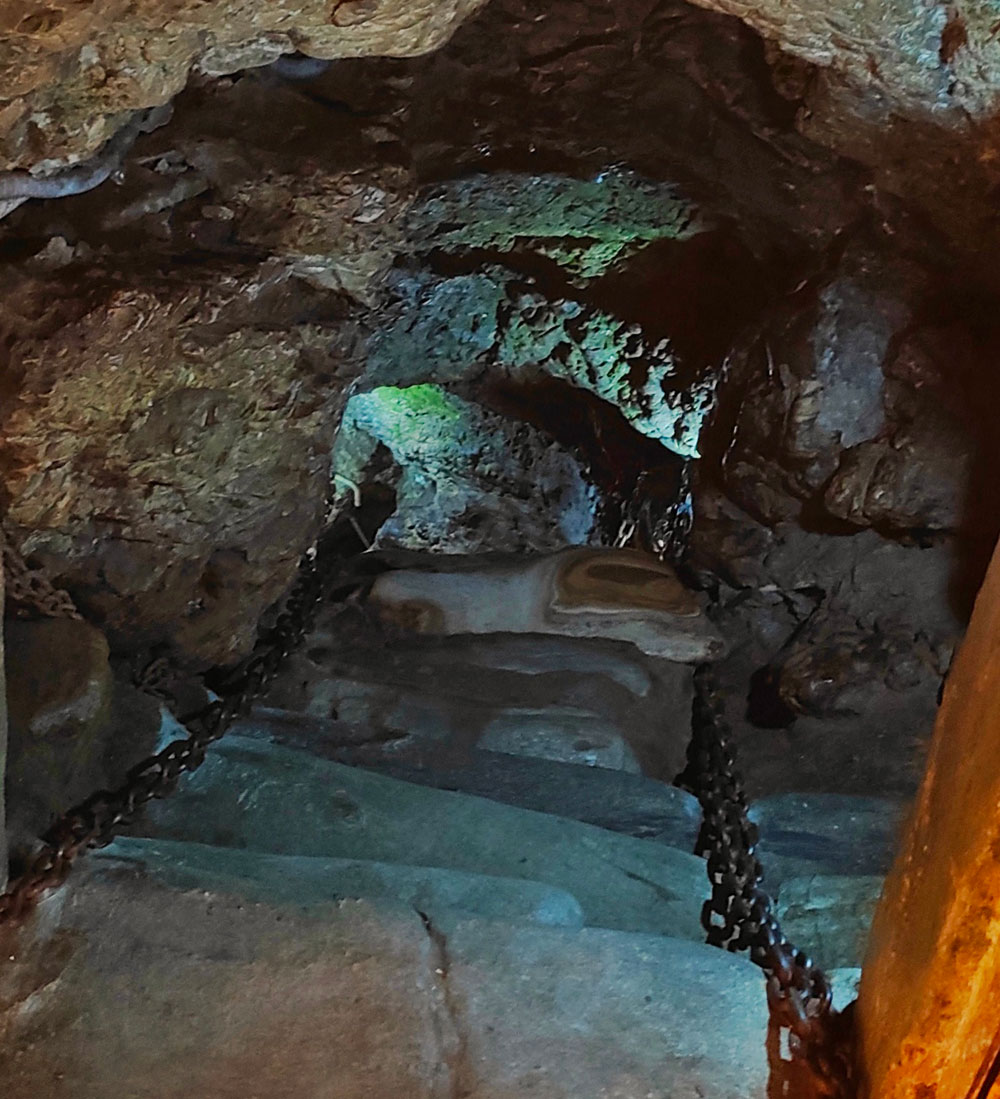 Patal Bhuvaneshwar Cave